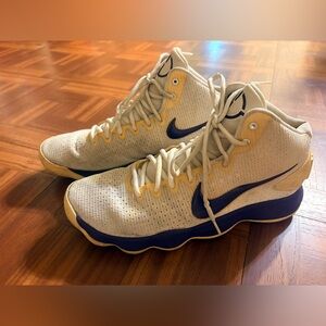 Nike Hyperdunk basketball shoes men’s 12